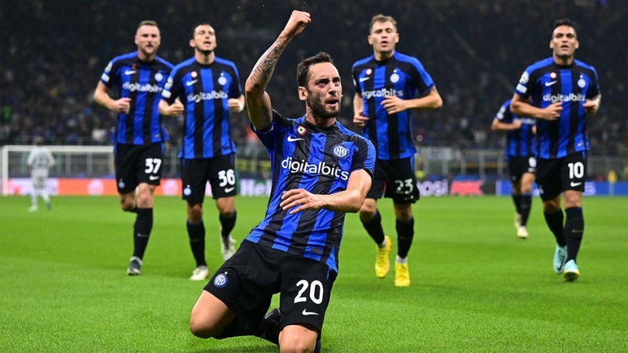 Calhanoglu ghi bàn đẹp mắt, Inter Milan thắng nghẹt thở Barca